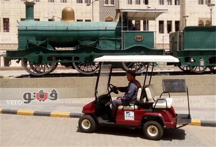 بالصور.. تشغيل عربات المعاقين وكبار السن بمحطة مصر