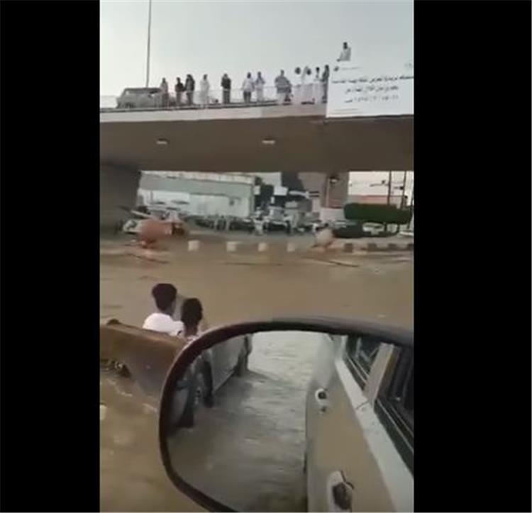 بالفيديو.. رد فعل شابين لحظة هطول الأمطار بالسعودية
