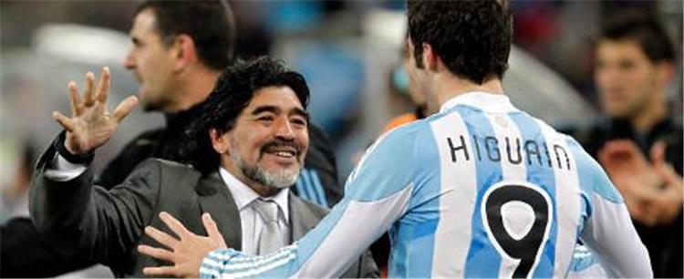 تصريحات هجومية... مارادونا: إنتقال هيجواين إلى يوفنتوس يؤلمني ويؤلم جماهير نابولي