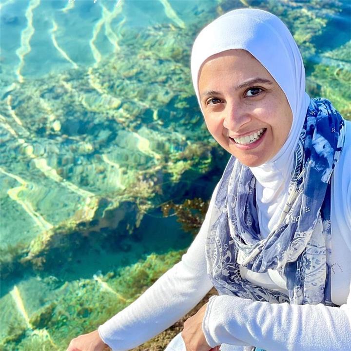 الفنانة حنان ترك تشعل مواقع التواصل الاجتماعي بعد ظهورها بالبوركيني