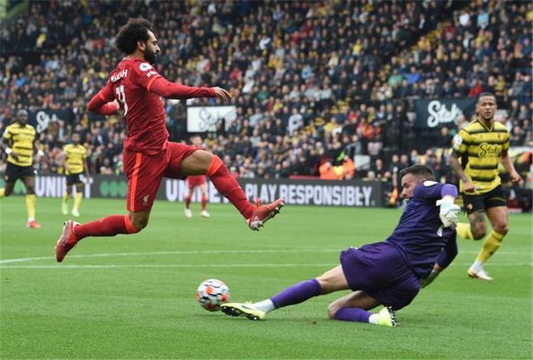 تصرف حارس واتفورد مع محمد صلاح يُثير تعجب جماهير "تويتر" بعد خماسية ليفربول