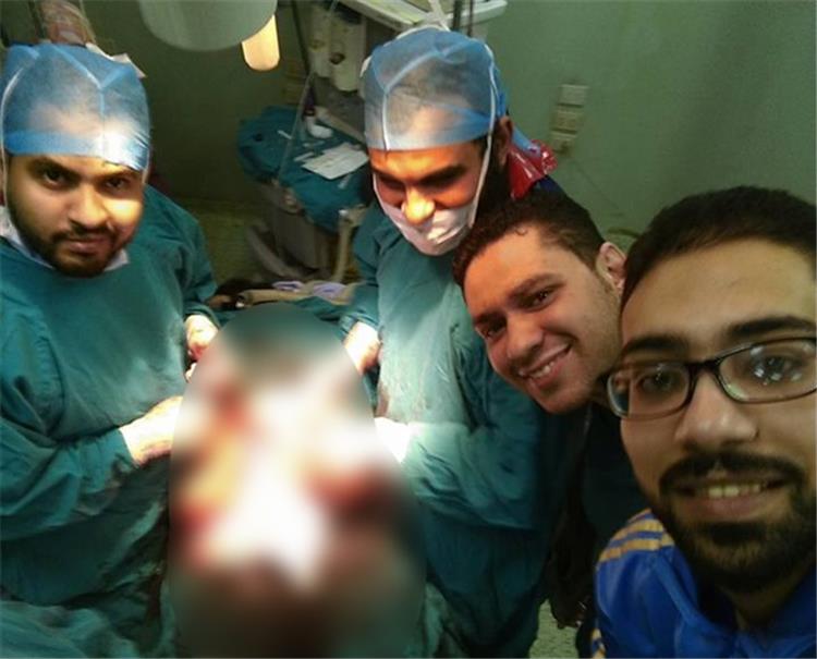 بالصور.. طبيب في الجلاء للولادة يلتقط سيلفي بالترنج خلال عملية قيصرية