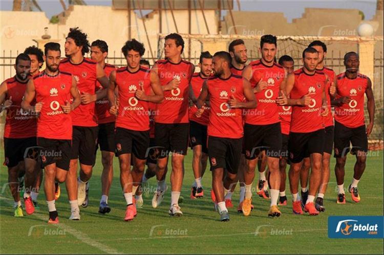 الشعلالي يقود تدريبات بدنية للاعبي الأهلي