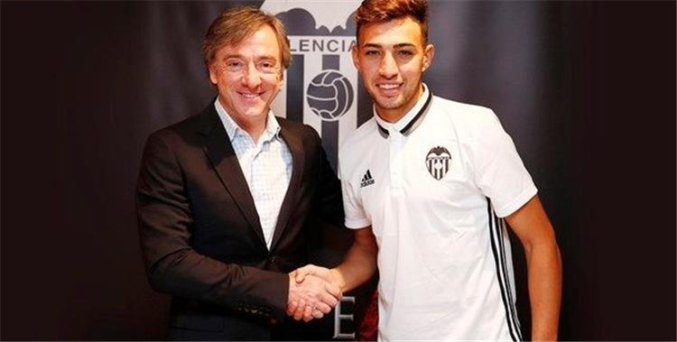 رسمياً.. فالنسيا يتعاقد مع مهاجم برشلونة الشاب