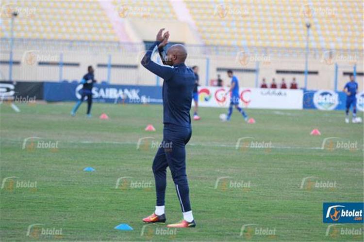 بالصور.. شيكابالا يرد تحية جماهير اسوان