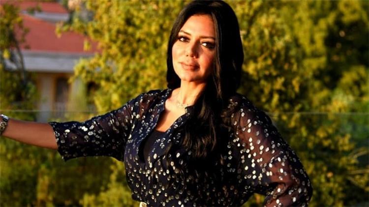 رانيا يوسف تحدث ضجة بمواقع التواصل الاجتماعي بجلسة تصوير من أمام البحر وتعلق " أرتدي من الثياب ما يعجبك"