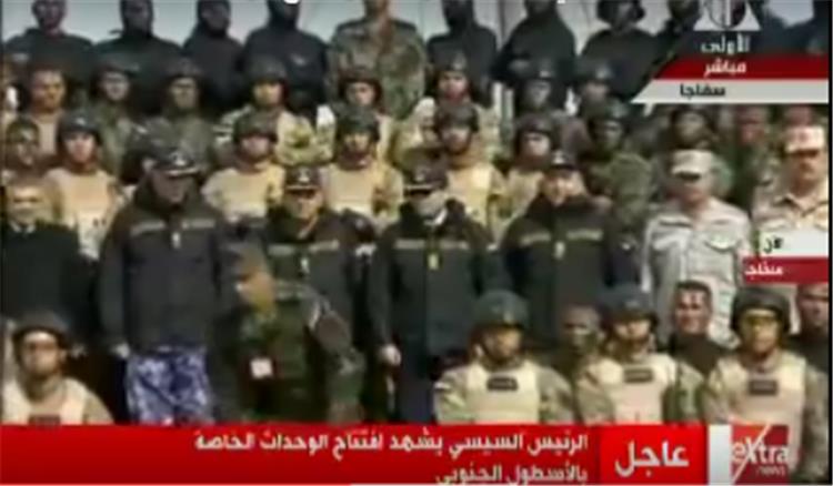 السيسي يلتقط صورا تذكارية مع جنود القوات البحرية