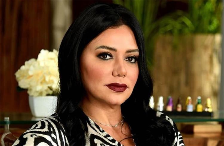 رانيا يوسف تعلن عن سرقتها وتحذر الجميع.. ما الحكاية؟
