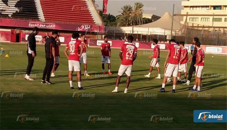 مران_الأهلي.. الثنائي المصاب يشاهدون التدريب من دكة البدلاء