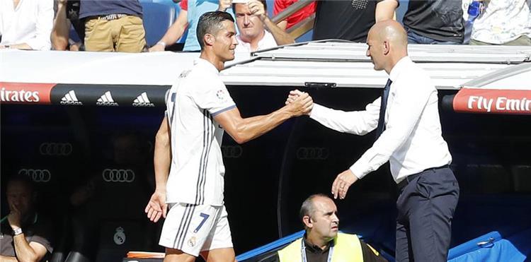لعنة الإصابات.. رونالدو يطمئن على ركبته بوضع أكياس من الثلج عقب جلوسه على مقاعد البدلاء