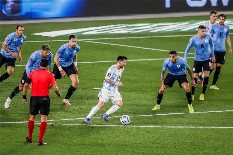 فيديو | ميسي ولاوتارو يقودان الأرجنتين للفوز على أوروجواي بثلاثية في تصفيات كأس العالم