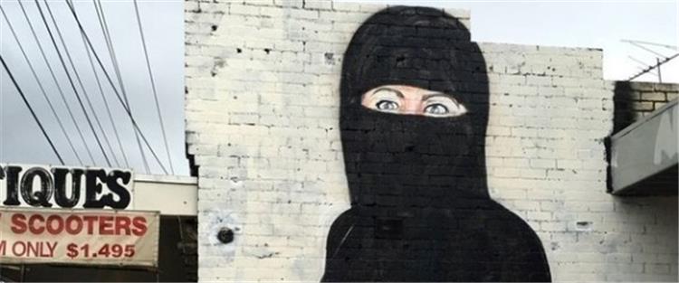 طمس جدارية لكلينتون وهى ترتدى مايوه ثم  نقاب فى استراليا