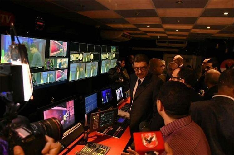طاهر يعاين استوديوهات قناة الأهلي في ثوبها الجديد